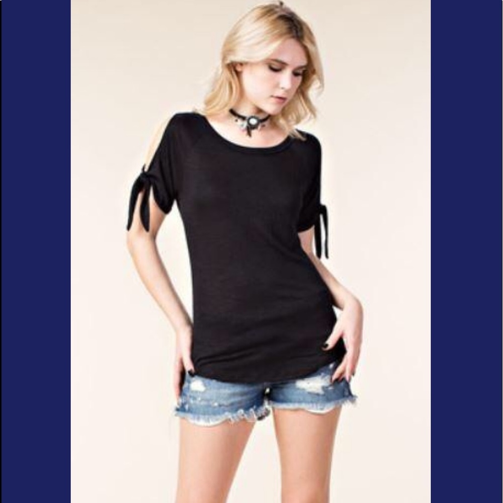 😍Vocal relaxed fit cold shoulder shirt 😍